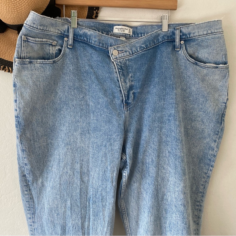 Abercrombie & Fitch 90’s Straight Ultra High Rise Curve Love Jeans - Picture 12 of 16